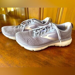 Brooks Transmit 3 sneakers. Women’s size 10. Lavender color. Good condition.